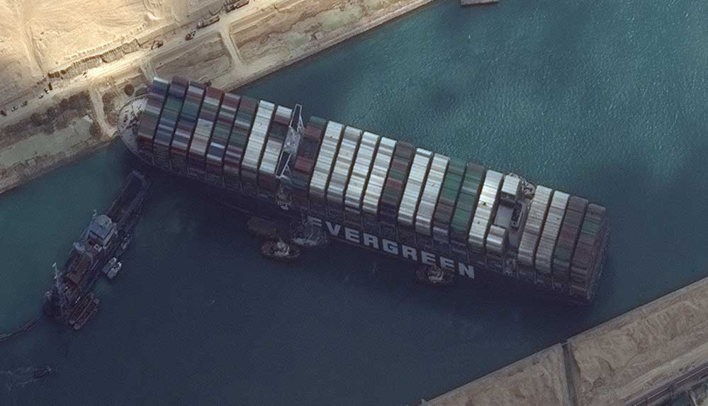 Süveyş Kanalı'nı tıkayan gemiyi kurtarmak için iki çekici daha operasyona katıldı