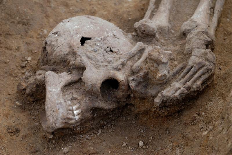 Roma mezarlığında kafası kesilmiş 17 iskelet bulundu