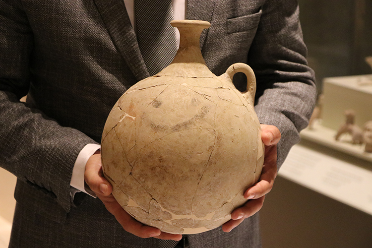 Dünyanın 'en eski gülücüğü'ne sahip olan matara Gaziantep Arkeoloji Müzesi'nde sergilenecek