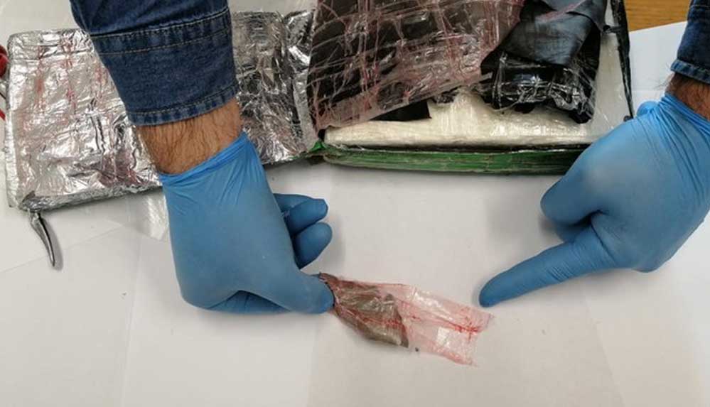 İtalya'da uçaktan atılan 9 milyon euro'luk kokain yanlış eve düştü