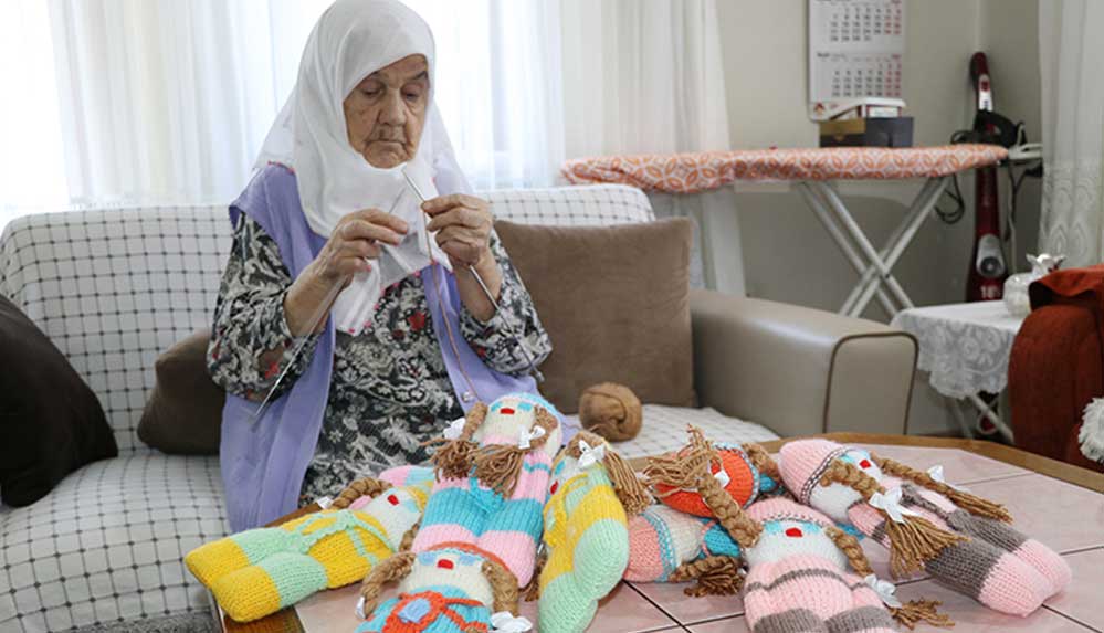 96 yaşındaki 'Sıdıka nine' örgü bebeklerle çocukları sevindiriyor