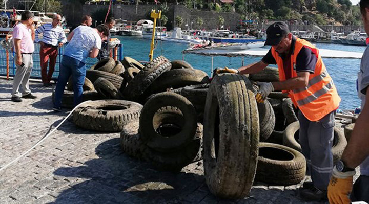 Antalya'da denizden kamyon dolusu lastik çıktı