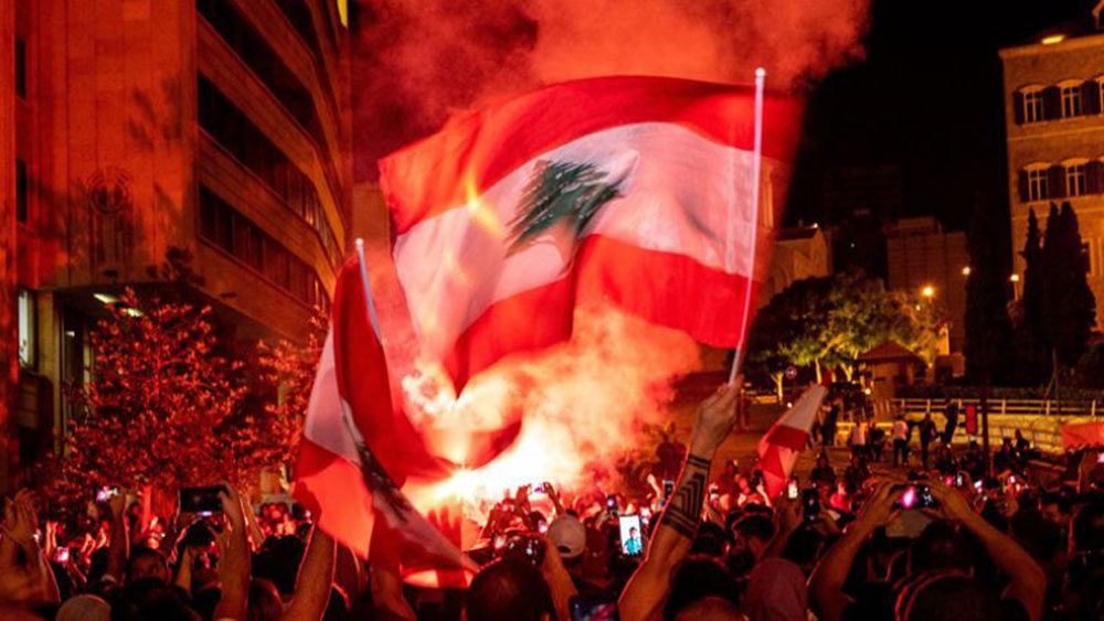 Lübnan'da protestolar sonuç verdi: Bakan ve milletvekili maaşları yarı yarıya düşürüldü