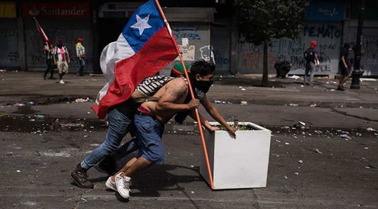 Şili'de göstericilere 'suçlu' diyen içişleri bakanı kovuldu
