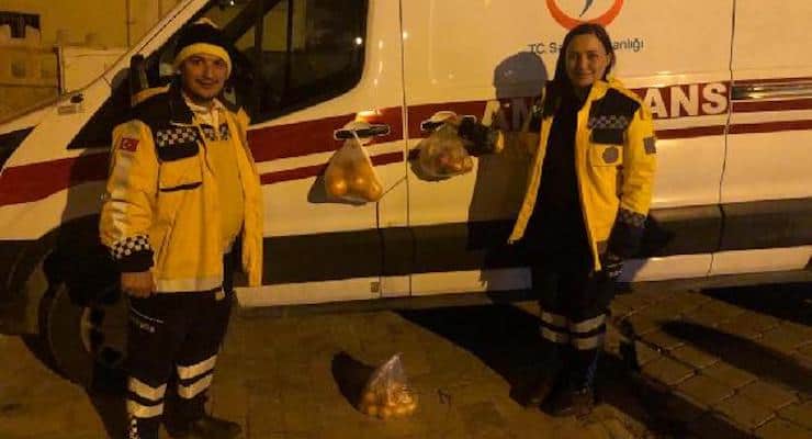 Elazığ'da duygulandıran görüntü: Sağlıkçılar için ambulans kapısına meyve dolu poşet astılar