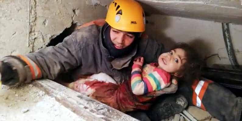 İki buçuk yaşındaki Yüsra, 24 saat sonra enkazdan kurtarıldı 1 2.5yasindaki-yusranin-24-saat-sonra-mucize-kurtulusu