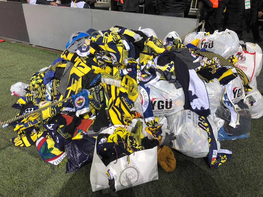 Fenerbahçe Taraftarından atkı şov: "Elazığ üşüme, Fenerbahçe seninle" 6 Fenerbahçe Taraftarından atkı şov: "Elazığ üşüme, Fenerbahçe seninle"