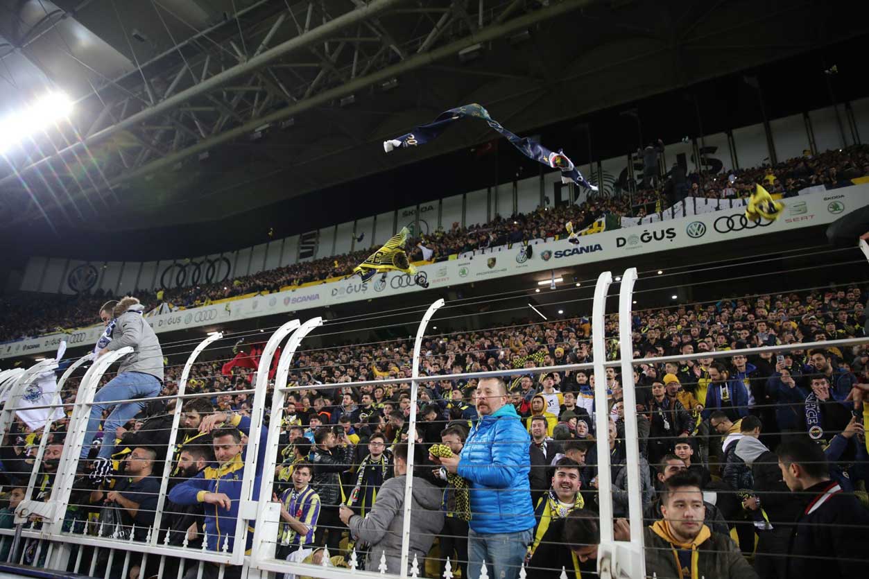 Fenerbahçe Taraftarından atkı şov: "Elazığ üşüme, Fenerbahçe seninle"