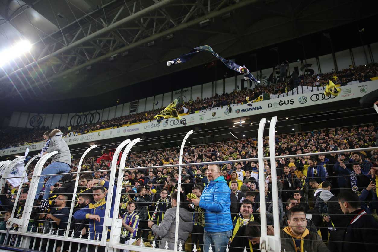 Fenerbahçe Taraftarından atkı şov: "Elazığ üşüme, Fenerbahçe seninle" 5 Fenerbahçe Taraftarından atkı şov: "Elazığ üşüme, Fenerbahçe seninle"