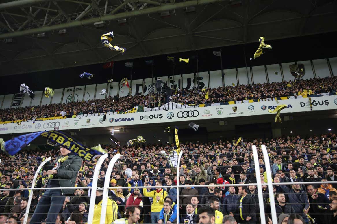 Fenerbahçe Taraftarından atkı şov: "Elazığ üşüme, Fenerbahçe seninle" 4 Fenerbahçe Taraftarından atkı şov: "Elazığ üşüme, Fenerbahçe seninle"
