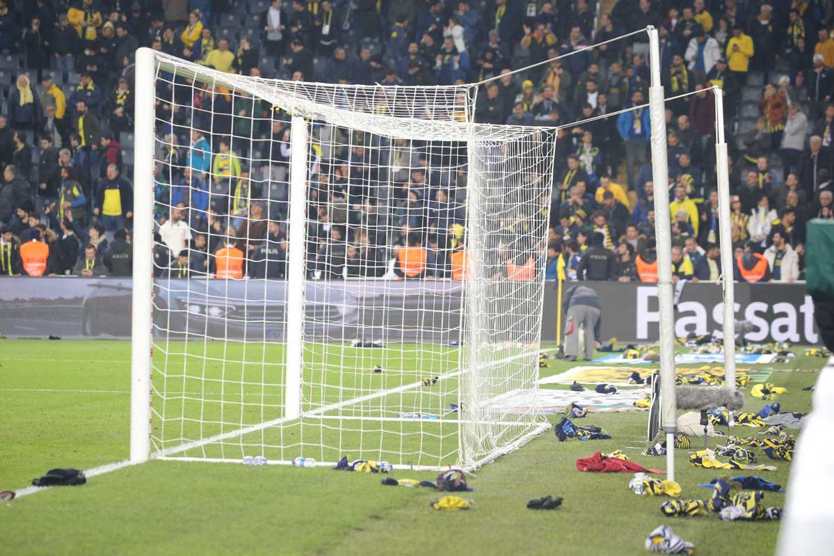 Fenerbahçe Taraftarından atkı şov: "Elazığ üşüme, Fenerbahçe seninle" 1 Fenerbahçe Taraftarından atkı şov: "Elazığ üşüme, Fenerbahçe seninle"