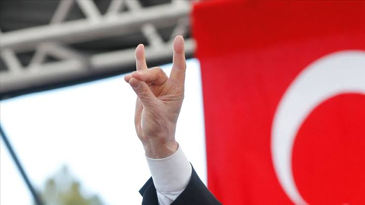 bozkurt selamı verince isinden oldu