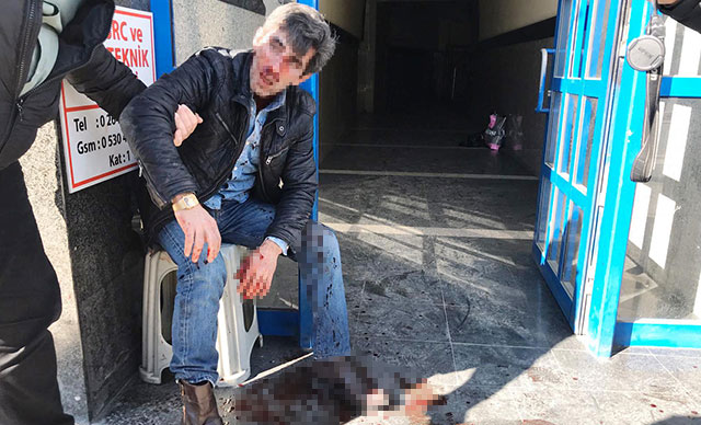 eski kızarkadasina bicakla saldirdi