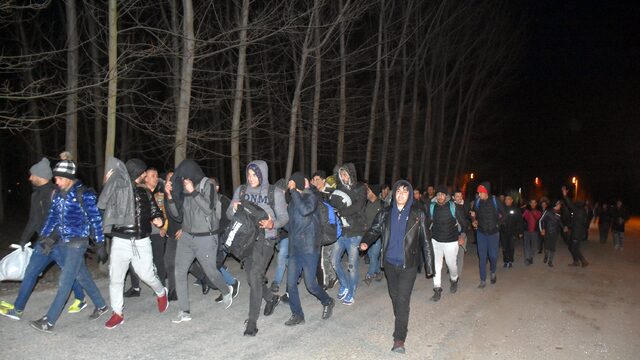 Mülteciler Yunanistan'a doğru ilerlemeye başladı