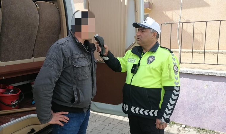 Servis şoförü alkollü çıkınca öğrencileri okula polis bıraktı