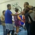 antrenor-oyuncularla-birlikte-hakemleri-dovdu.