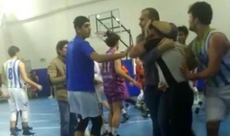 antrenor-oyuncularla-birlikte-hakemleri-dovdu.