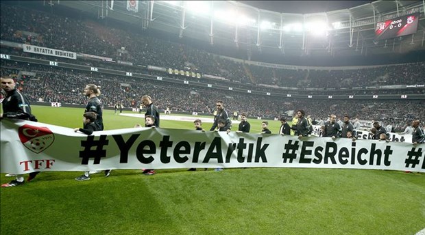 Beşiktaş ve Trabzonspor'dan ırkçılık karşıtı pankart