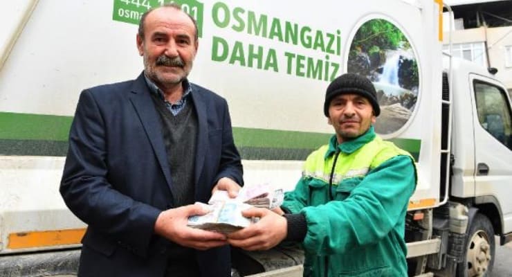 copte buldugu parayı sahibine teslim etti