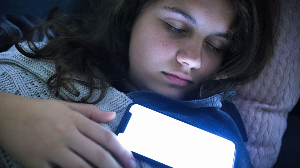 İngiltere'de çocukların yüzde 57'si cep telefonlarıyla uyuyor