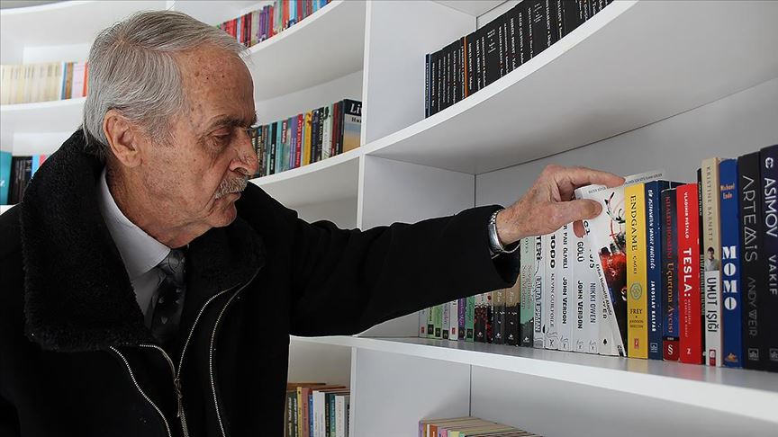 80 yaşındaki "kitap kurdu" kitap kafenin en yaşlı üyesi oldu