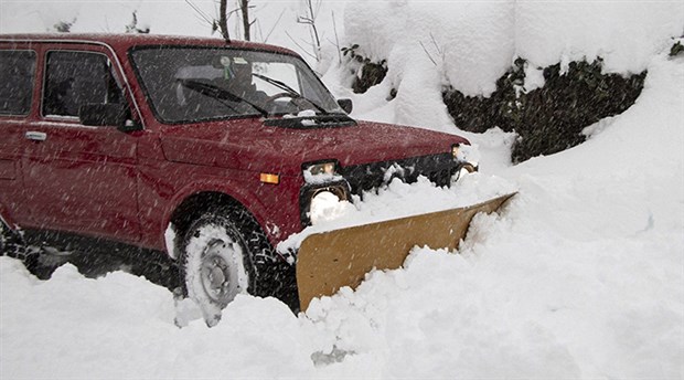 rizeli-muhtar-kardan-kapanan-koy-yollarini-kendi-araciyla-aciyor