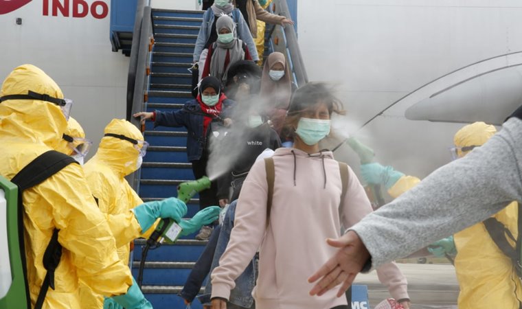 Çin'den gelen kişilerin üzerine dezenfektan sıktılar