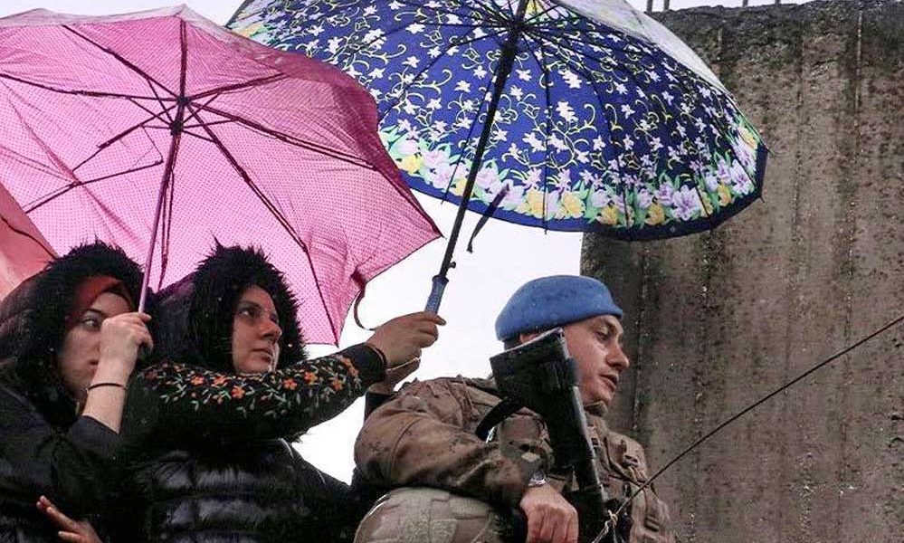 askere-semsiye-tutan-kadın