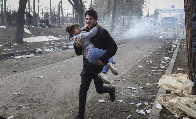 Gerginlik tırmanıyor: Yunanistan’dan sığınmacılara gaz bombasıyla müdahale