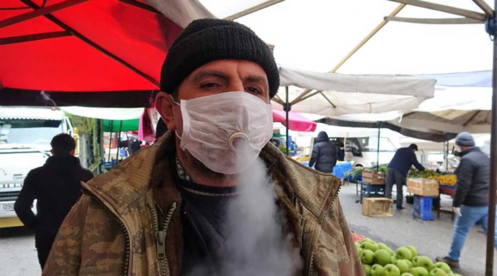 Sigara tiryakisi pazarcıdan koronavirüs maskesine şaşırtan çözüm