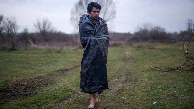 Göçmenleri yarı çıplak soyup Türkiye’ye gönderdiler! 4 Göçmenleri yarı çıplak soyup Türkiye’ye gönderdiler!