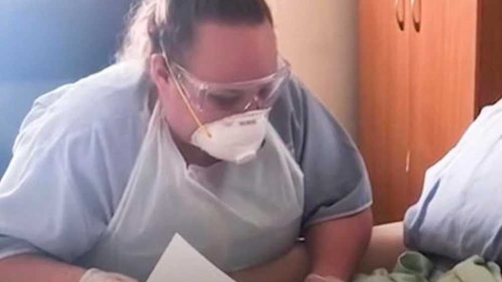 Koronavirüs tedavisi gören kadın, çocuğundan gelen mektubu okuduktan 6 saat sonra öldü: 'Sakın korkma Anne'