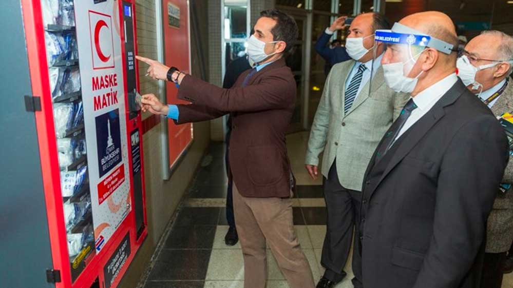 İzmir’in metro istasyonlarında 'maskematik' uygulaması başladı