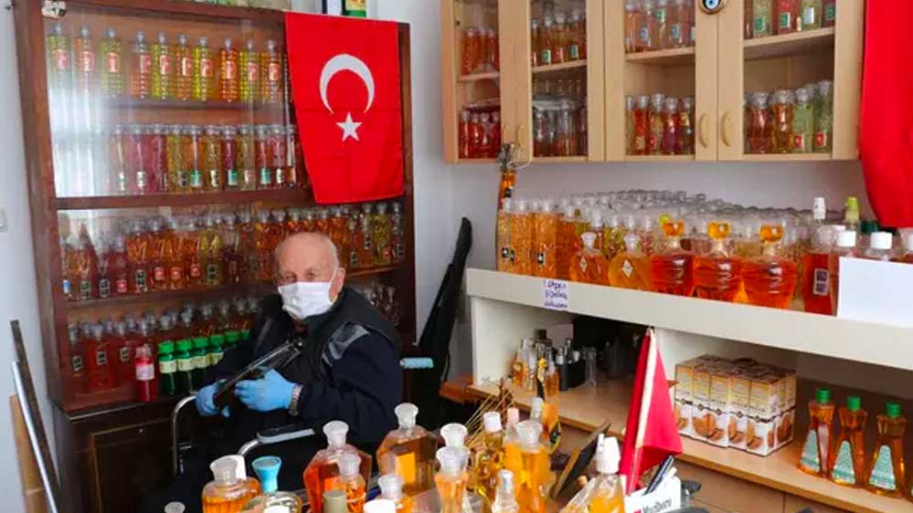 50-yılda-biriktirdiği-3-bin-şişe-kolonyayı-dağıtıyor