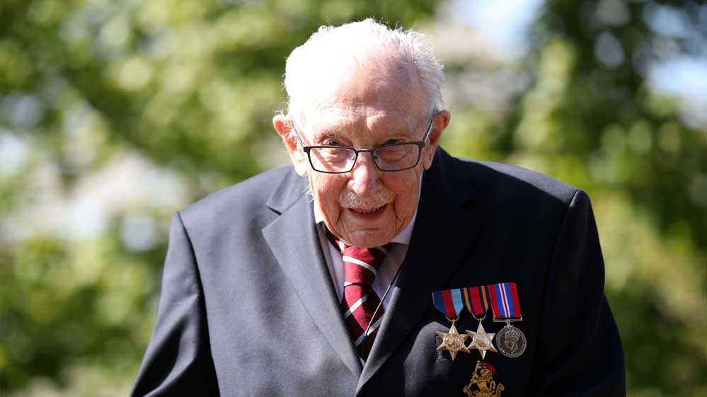 99-yaşındaki-evinin-bahçesinde-turlayarak-7-milyon-sterlin-bağış-topladı