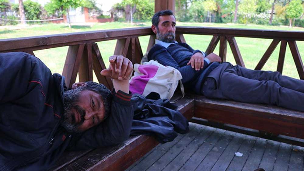 Evsiz-iki-arkadaşın-isyanı--Parkta-oturmak-yasak-da-biz-nereye-gidelim-