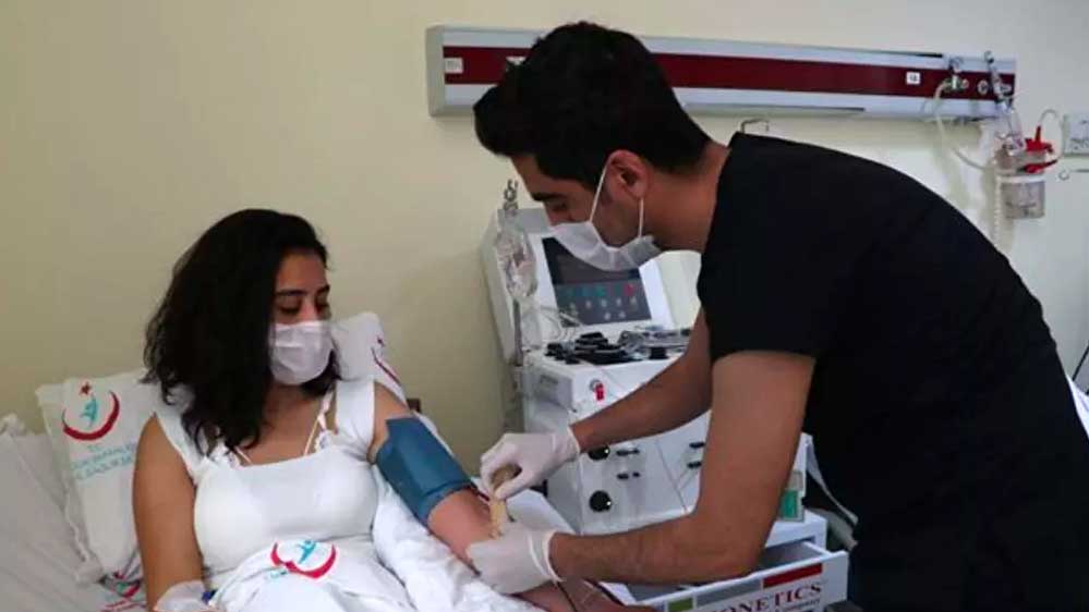 Koronavirüsü yenen kadın: Babam 'Eve gelme', annemin ise 'Kimse duymasın, evlenemezsin' dedi 4 Koronavirüsü-yenen-kadın--Babam-'Eve-gelme',-annemin-ise-'Kimse-duymasın,-evlenemezsin