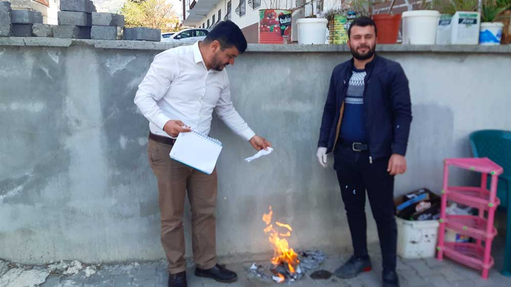 Mahallenin-borcunu-ödeyip-veresiye-defterini-yaktırdı