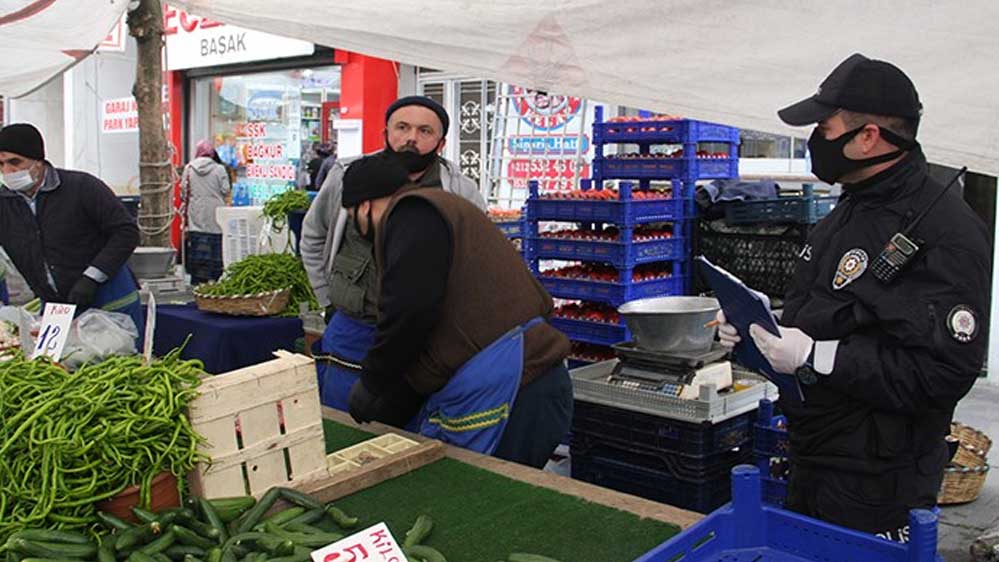 Maske-takmadığı-için-ceza-kesilen-pazarcı-isyan-etti--Maske-yüzümde-durmuyor