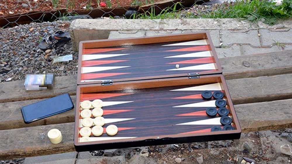 Polisi-görünce-tavlayı-bırakıp-kaçtı-ama-cezadan-kurtulamadı-1