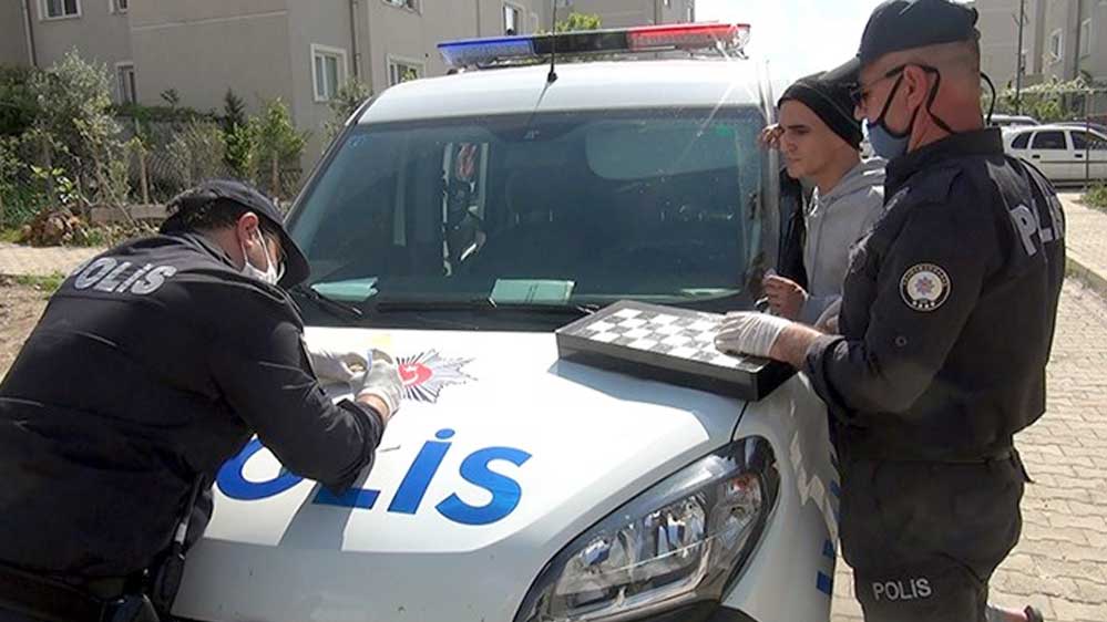 Polisi görünce tavlayı bırakıp kaçtı ama cezadan kurtulamadı 3 Polisi görünce tavlayı bırakıp kaçtı ama cezadan kurtulamadı