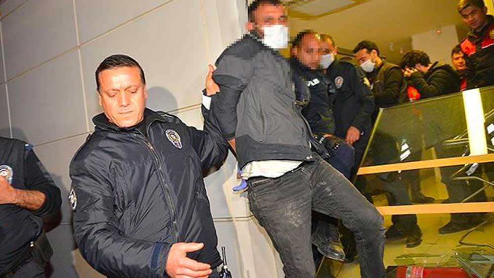 Sokağa-çıkma-yasağına-aldırış-etmeyip-bankaya-camı-kırıp-giren-Adanalı--Benim-adım-felaket