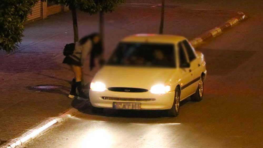Pes dedirten görüntü: Yasağa dakikalar kala fuhuş pazarlığı 4 Yasağa-dakikalar-kala-fuhuş-pazarlığı