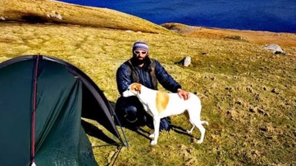 İzolasyon sürecini elektriği, suyu olmayan ıssız adada geçiriyor