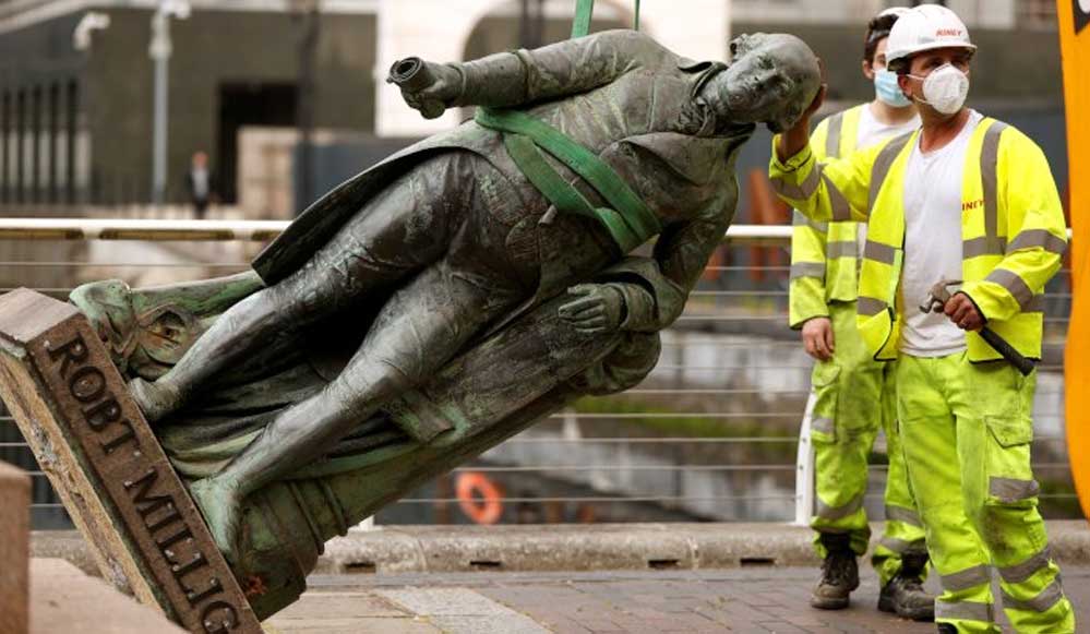 İngiltere'de bir köle tacirinin heykeli daha söküldü