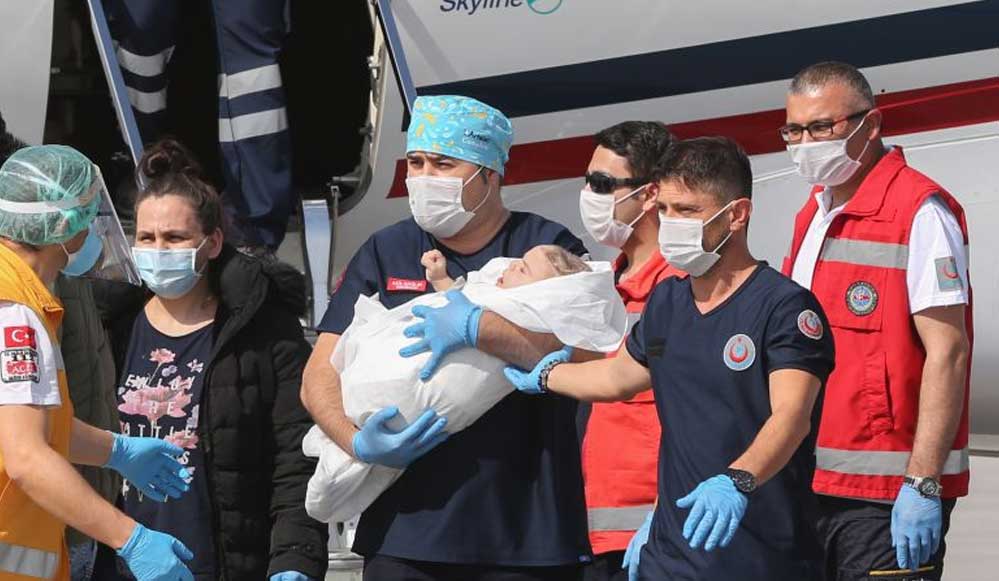 Ameliyatla ayrılan siyam ikizleri Derman ve Yiğit Türkiye’ye döndü