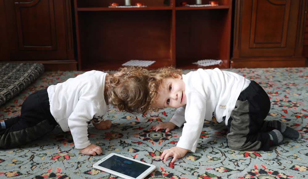 Ameliyatla-ayrılan-siyam-ikizleri-Derman-ve-Yiğit-Türkiye’ye-döndü