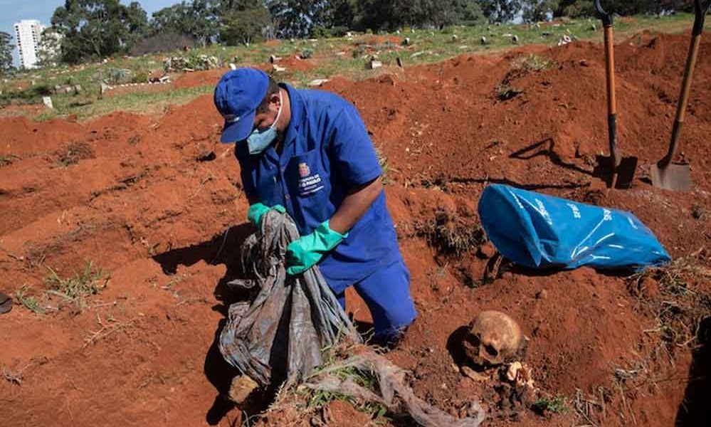 Brezilya'da mezarlıklarda yer açmak için eski mezarların içi boşaltılıyor