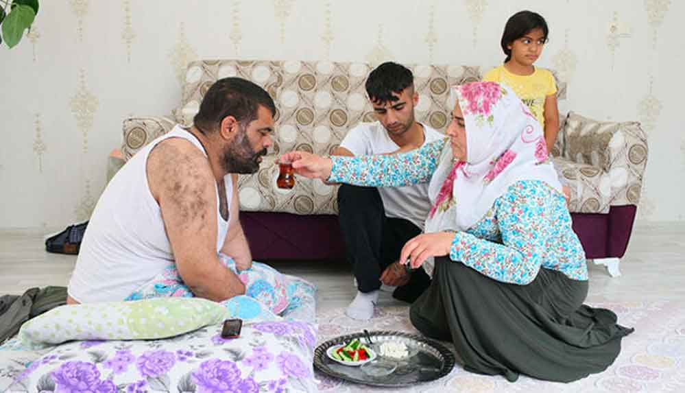 Elleri-ve-bacaklarını-kaybeden-babalarına-el-ayak-oldular-2