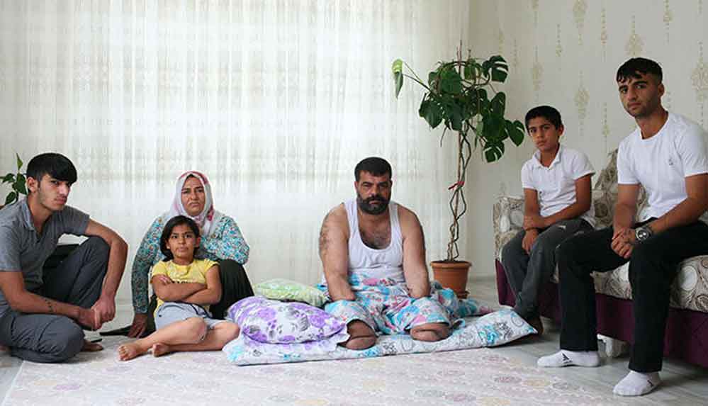 Elleri ve bacaklarını kaybeden babalarına el-ayak oldular